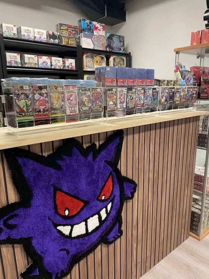 Stall Corner butikkdisk med Pokémon TCG-produkter