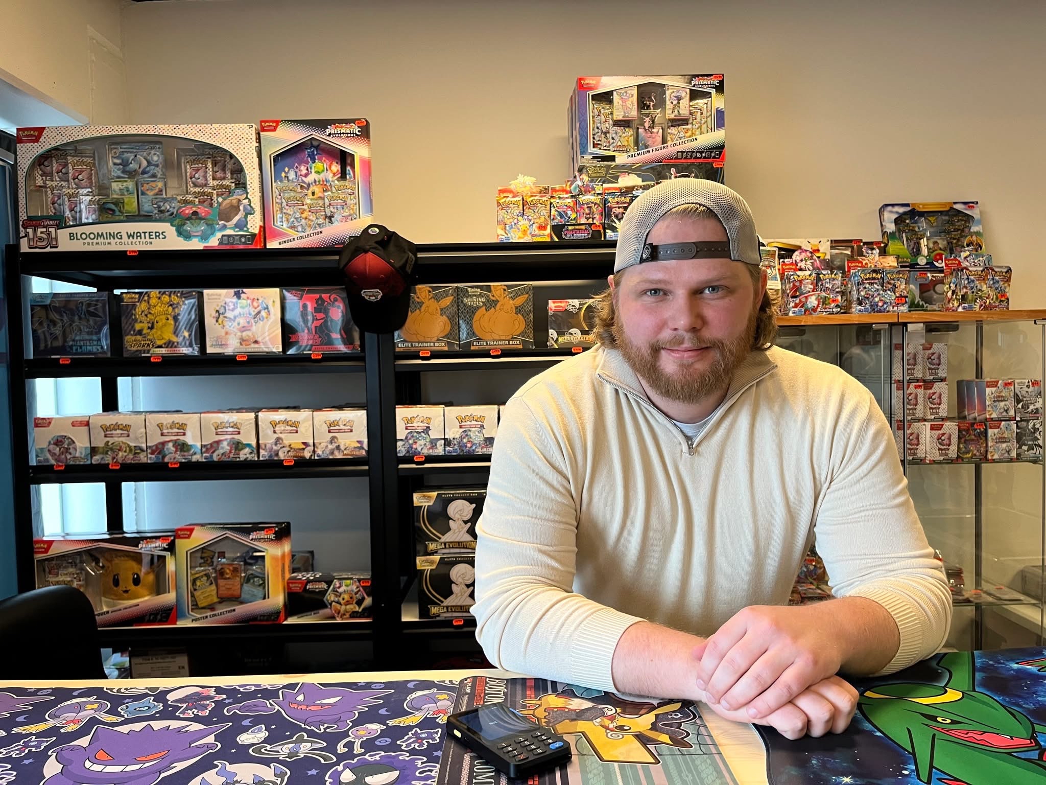 Stall Corner butikk med Pokémon-produkter i hyller